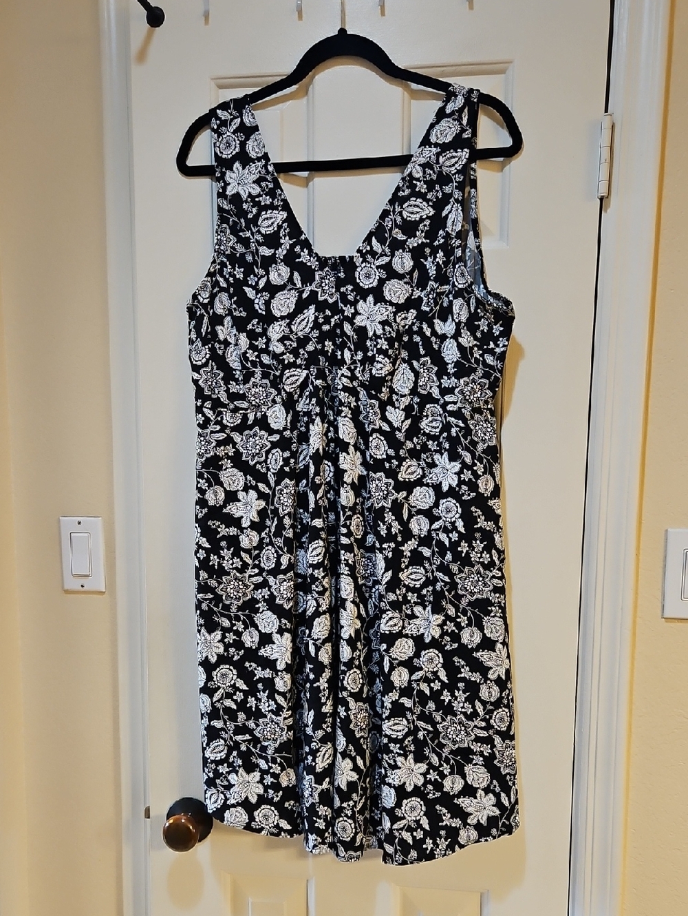 torrid Black & White Floral V‑Neck Midi Dress